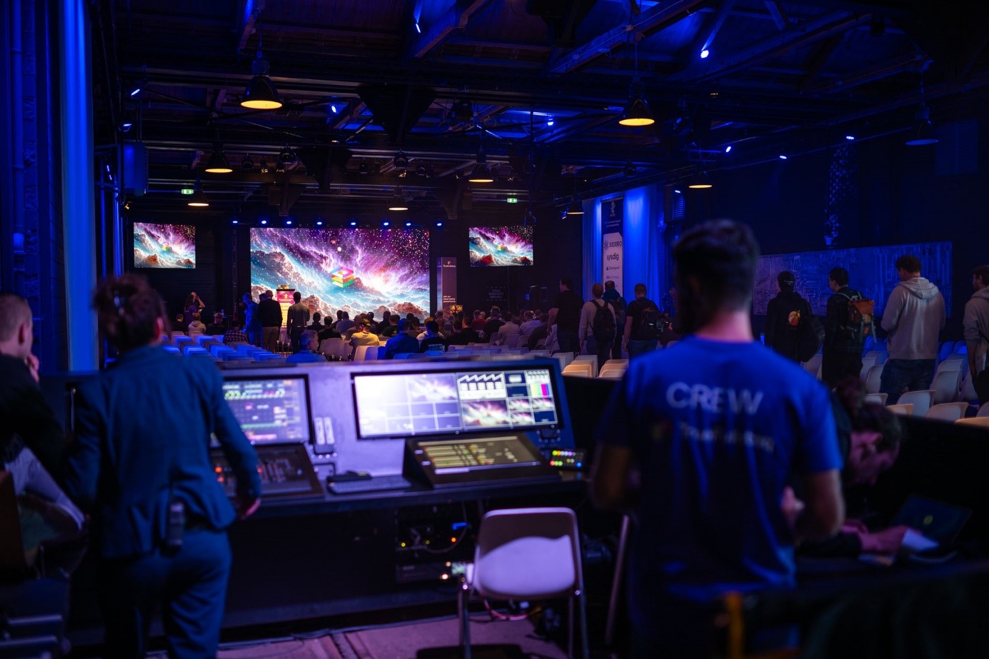 Professionele eventtechnologie en audiovisuele regie tijdens zakelijk congres in de Rijtuigenloods